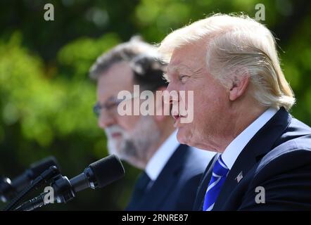 (170926) -- WASHINGTON, 26. September 2017 -- US-Präsident Donald Trump (R) spricht während einer gemeinsamen Pressekonferenz mit dem spanischen Premierminister Mariano Rajoy, der am 26. September 2017 im Weißen Haus in Washington D.C. in den Vereinigten Staaten zu Gast war. ) US-WASHINGTON D.C.-TRUMP-SPANIEN-PM-PRESSEKONFERENZ YINXBOGU PUBLICATIONXNOTXINXCHN Stockfoto