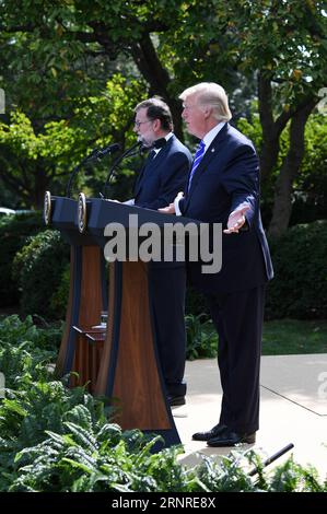 (170926) -- WASHINGTON, 26. September 2017 -- US-Präsident Donald Trump (R) nimmt am 26. September 2017 an einer gemeinsamen Pressekonferenz mit dem spanischen Premierminister Mariano Rajoy im Weißen Haus in Washington D.C. Teil. ) US-WASHINGTON D.C.-TRUMP-SPANIEN-PM-PRESSEKONFERENZ YINXBOGU PUBLICATIONXNOTXINXCHN Stockfoto