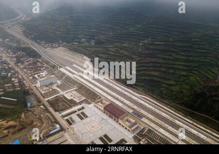 (170927) -- LANZHOU, 27. September 2017 -- Foto vom 20. September 2017 zeigt den Bahnhof Hadapu auf der Bahnstrecke Lanzhou-Chongqing im Abschnitt Longnan in der nordwestchinesischen Provinz Gansu. Die Lanzhou-Chongqing Railway, eine große Eisenbahnstrecke, die Lanzhou City in der nordwestlichen Provinz Gansu mit der südwestlichen Metropole Chongqing verbindet, wird am 29. September 2017 vollständig für den Verkehr geöffnet sein, so eine Pressekonferenz des Eisenbahnbüros Lanzhou am Donnerstag. Die Bahnstrecke, die 2008 mit dem Bau begann, verläuft auch durch die nordwestchinesische Provinz Shaanxi und die südwestchinesische Provinz Sichuan. IT Wil Stockfoto