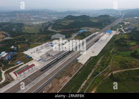 (170927) -- LANZHOU, 27. September 2017 -- Foto vom 14. September 2017 zeigt einen Zug, der am Bahnhof Cangxi auf der Bahnstrecke Lanzhou-Chongqing im Abschnitt Guangyuan in der südwestlichen chinesischen Provinz Sichuan hält. Die Lanzhou-Chongqing Railway, eine große Eisenbahnstrecke, die Lanzhou City in der nordwestlichen Provinz Gansu mit der südwestlichen Metropole Chongqing verbindet, wird am 29. September 2017 vollständig für den Verkehr geöffnet sein, so eine Pressekonferenz des Eisenbahnbüros Lanzhou am Donnerstag. Die 2008 begonnene Bahnstrecke verläuft auch durch die nordwestchinesische Provinz Shaanxi und die südwestchinesische Provinz seh Stockfoto