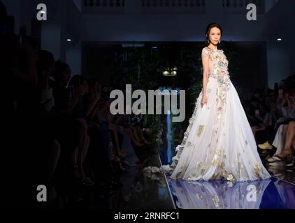 (170928) -- PEKING, 28. September 2017 -- Singer Karen Mok präsentiert eine Kreation während Guo Pei's Haute Couture Modenschau in Peking, Hauptstadt Chinas, 27. September 2017. ) (lx) CHINA-BEIJING-FASHION SHOW-GUO PEI (CN) LuoxXiaoguang PUBLICATIONxNOTxINxCHN Stockfoto