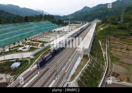 (170927) -- LANZHOU, 27. September 2017 -- Foto vom 18. September 2017 zeigt einen Zug, der auf der Bahnstrecke Lanzhou-Chongqing im Abschnitt Guangyuan in der südwestchinesischen Provinz Sichuan verkehrt. Die Lanzhou-Chongqing Railway, eine große Eisenbahnstrecke, die Lanzhou City in der nordwestlichen Provinz Gansu mit der südwestlichen Metropole Chongqing verbindet, wird am 29. September 2017 vollständig für den Verkehr geöffnet sein, so eine Pressekonferenz des Eisenbahnbüros Lanzhou am Donnerstag. Die Bahnstrecke, die 2008 mit dem Bau begann, verläuft auch durch die nordwestchinesische Provinz Shaanxi und die südwestchinesische Provinz Sichuan. IT wi Stockfoto