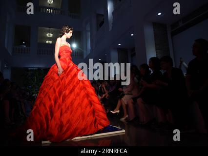 (170928) -- PEKING, 28. September 2017 -- Ein Modell präsentiert eine Kreation während der Haute Couture Modenschau von Guo Pei in Peking, Hauptstadt Chinas, 27. September 2017. ) (lx) CHINA-BEIJING-FASHION SHOW-GUO PEI (CN) LuoxXiaoguang PUBLICATIONxNOTxINxCHN Stockfoto