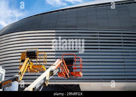 Madrid, Spanien. September 2023. Blick auf Kranheber im Santiago Bernabeu Stadion am Tag vor dem ersten Heimspiel der Saison 2023/2024 in Real Madrid. (Foto: Alberto Gardin/SOPA Images/SIPA USA) Credit: SIPA USA/Alamy Live News Stockfoto