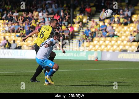 Barrow's Dom Telford in Aktion mit Rod McDonald von Harrogate Town während des Spiels der Sky Bet League 2 zwischen Harrogate Town und Barrow in der Wetherby Road, Harrogate am Samstag, den 2. September 2023. (Foto: Mark Fletcher | MI News) Credit: MI News & Sport /Alamy Live News Stockfoto