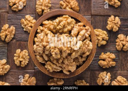 Walnussschale auf Holztischhintergrund. Stockfoto