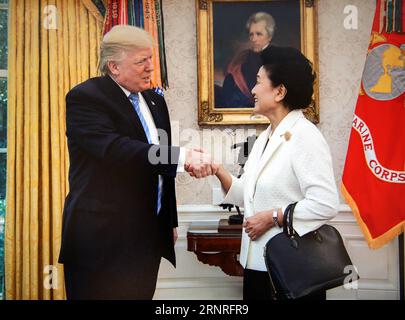 (170929) -- WASHINGTON D.C., 29. September 2017 () -- US-Präsident Donald Trump (L) trifft sich mit dem chinesischen Vize-Premier Liu Yandong im Weißen Haus in Washington D.C. 28. September 2017. Es sei äußerst wichtig, den Austausch zwischen Menschen mit China zu stärken, sagte Donald Trump während des Treffens.(/Weisses Haus) (yk) US-WASHINGTON D.C.-DONALD TRUMP-CHINESISCHER VIZE-PREMIER Xinhua PUBLICATIONxNOTxINxCHN Stockfoto