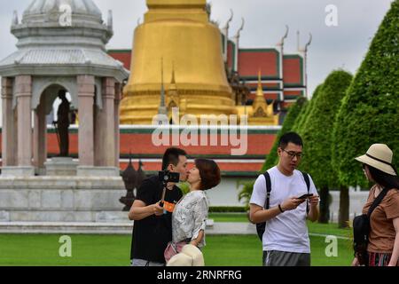 (170929) -- BANGKOK, 29. September 2017 -- Ein touristisches Paar (L) posiert für Selfies im Grand Palace und Wat Phra Kaew Touristengebiet in Bangkok, Thailand, am 29. September 2017. Bangkoks großer Palast und der angrenzende Wat Phra Kaew (Tempel des Smaragd-Buddhas) sind vom 1. Bis 29. Oktober wegen der Vorbereitungen für die königliche Beerdigung von König Bhumibol Adulyadej, die Ende Oktober geplant ist, geschlossen. Der Ananta Samakhom Thronsaal, ein ehemaliger königlicher Empfangssaal und jetzt ein Museum, wird ebenfalls wegen Renovierungsarbeiten ab dem 1. Oktober geschlossen. Die Wiedereröffnung steht noch aus. ) (PSW) THAILAND-BANGKOK-TOURISTISCHE STÄTTEN-TEMPORÄR Stockfoto