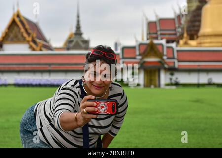 (170929) -- BANGKOK, 29. September 2017 -- Ein Tourist nimmt Selfies im Grand Palace und Wat Phra Kaew Touristengebiet in Bangkok, Thailand, am 29. September 2017. Bangkoks großer Palast und der angrenzende Wat Phra Kaew (Tempel des Smaragd-Buddhas) sind vom 1. Bis 29. Oktober wegen der Vorbereitungen für die königliche Beerdigung von König Bhumibol Adulyadej, die Ende Oktober geplant ist, geschlossen. Der Ananta Samakhom Thronsaal, ein ehemaliger königlicher Empfangssaal und jetzt ein Museum, wird ebenfalls wegen Renovierungsarbeiten ab dem 1. Oktober geschlossen. Die Wiedereröffnung steht noch aus. ) (PSW) THAILAND-BANGKOK-TOURISTISCHE STÄTTEN-TEMPORÄRE SCHLIESSUNG LIXMANGM Stockfoto