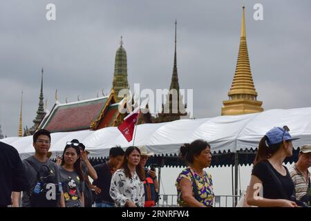 (170929) -- BANGKOK, 29. September 2017 -- auf dem Weg zum Grand Palace und zum Wat Phra Kaew Touristengebiet in Bangkok, Thailand, am 29. September 2017, werden Gruppentouristen gesehen. Bangkoks großer Palast und der angrenzende Wat Phra Kaew (Tempel des Smaragd-Buddhas) sind vom 1. Bis 29. Oktober wegen der Vorbereitungen für die königliche Beerdigung von König Bhumibol Adulyadej, die Ende Oktober geplant ist, geschlossen. Der Ananta Samakhom Thronsaal, ein ehemaliger königlicher Empfangssaal und jetzt ein Museum, wird ebenfalls wegen Renovierungsarbeiten ab dem 1. Oktober geschlossen. Die Wiedereröffnung steht noch aus. ) (PSW) THAILAND-BANGKOK-TOURISMUS-WEBSITES-TEMPORÄR C Stockfoto