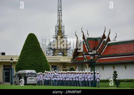 (170929) -- BANGKOK, 29. September 2017 -- Eine Gruppe von Ehrenwachen wird am 29. September 2017 im Grand Palace und Wat Phra Kaew Touristengebiet in Bangkok, Thailand, ausgebildet. Bangkoks großer Palast und der angrenzende Wat Phra Kaew (Tempel des Smaragd-Buddhas) sind vom 1. Bis 29. Oktober wegen der Vorbereitungen für die königliche Beerdigung von König Bhumibol Adulyadej, die Ende Oktober geplant ist, geschlossen. Die Ananta Samakhom Thronhalle, eine ehemalige königliche Empfangshalle und heute ein Museum, wird ebenfalls ab dem 1. Oktober wegen Renovierungsarbeiten geschlossen, wobei die Wiedereröffnung noch aussteht. )(PSW) THAILAND-BANGKOK-TOURISM SITES-TEMPORAR Stockfoto