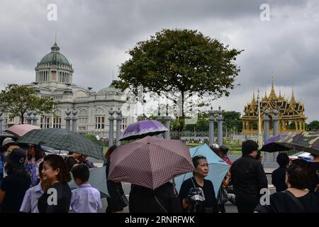 (170929) -- BANGKOK, 29. September 2017 -- Besucher warten auf den Zutritt zum Ananta Samakhom Thronsaal in Bangkok, Thailand, am 29. September 2017. Bangkoks großer Palast und der angrenzende Wat Phra Kaew (Tempel des Smaragd-Buddhas) sind vom 1. Bis 29. Oktober wegen der Vorbereitungen für die königliche Beerdigung von König Bhumibol Adulyadej, die Ende Oktober geplant ist, geschlossen. Der Ananta Samakhom Thronsaal, ein ehemaliger königlicher Empfangssaal und jetzt ein Museum, wird ebenfalls wegen Renovierungsarbeiten ab dem 1. Oktober geschlossen. Die Wiedereröffnung steht noch aus. ) (psw) THAILAND-BANGKOK-TOURISMUS-WEBSITES-TEMPORÄRE SCHLIESSUNG LixMangmang PUBLICATIONxNOTx Stockfoto