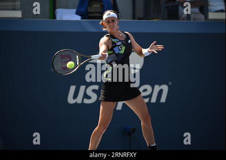 New York, Usa. September 2023. Belgischer Gruß Minnen, dargestellt in Aktion während eines Tennisspiels zwischen Belgischer Minnen und russischer Kasatkina, in der dritten Runde der Women's Singles beim US Open Grand Slam Tennis Turnier 2023 in New York City, USA, Samstag, 2. September 2023. BELGA FOTO TONY BEHAR Credit: Belga News Agency/Alamy Live News Stockfoto