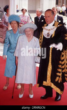 Die Königin Mutter mit Prinzessin Margaret im Guildhall in London für ein Mittagessen, das vom Lord Mayor of London zu Ehren der Königin Mutter vor ihrem 100. Geburtstag veranstaltet wurde. 27. Juni 2000 Foto des Henshaw-Archivs Stockfoto