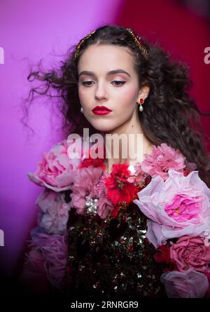 (171001) -- PEKING, 1. Oktober 2017 -- Ein Model geht auf der Laufsteg für das Modehaus Dolce & Gabbana während der Mailänder Fashion Week Frühjahr/Sommer 2018 in Mailand, Italien, am 24. September 2017. ) XINHUA FOTO WÖCHENTLICHE AUSWAHL JinxYu PUBLICATIONxNOTxINxCHN Stockfoto