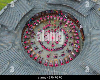 (171001) -- PEKING, 1. Oktober 2017 -- Frauen der Yao-ethnischen Gruppe zeigen die Fähigkeiten der Herstellung von Volkstrachten auf einem Tourismus- und Kulturfestival im Dorf Xiaozhai im Bezirk Longsheng, südchinesische autonome Region Guangxi Zhuang, 23. September 2017. ) XINHUA FOTO WÖCHENTLICHE AUSWAHL HuangxYongdan PUBLICATIONxNOTxINxCHN Stockfoto