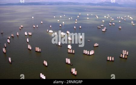 (171001) -- PEKING, 1. Oktober 2017 -- Boote setzen Segel zum Angeln auf dem Dianchi-See in Kunming, Hauptstadt der südwestchinesischen Provinz Yunnan, 30. September 2017.) XINHUA FOTO WÖCHENTLICHE AUSWAHL LinxYiguang PUBLICATIONxNOTxINxCHN Stockfoto