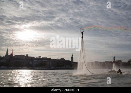 (171001) -- PEKING, 1. Oktober 2017 -- Flyboardfahrer treten am 29. September 2017 mit wasserangetriebenen Flyboards auf der Donau in Budapest auf. ) XINHUA FOTO WÖCHENTLICHE AUSWAHL AttilaxVolgyi PUBLICATIONxNOTxINxCHN Stockfoto