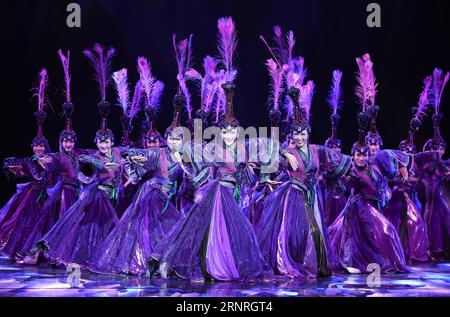 (171001) -- PEKING, 1. Oktober 2017 -- Tänzerinnen und Tänzer des Song- und Tanzensembles der Bureau of National Art Troupes der Inneren Mongolei treten während der 2. Internationalen mongolischen Tanzausstellung in Hohhot, der Hauptstadt der Autonomen Region der Inneren Mongolei in Nordchina, am 26. September 2017 auf. ) XINHUA FOTO WÖCHENTLICHE AUSWAHL WangxZheng PUBLICATIONxNOTxINxCHN Stockfoto