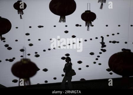 (171001) -- PEKING, 1. Oktober 2017 -- Eine Frau besucht den ersten Chinatag in Rio de Janeiro, Brasilien, 29. September 2017. ) XINHUA FOTO WÖCHENTLICHE AUSWAHL LixMing PUBLICATIONxNOTxINxCHN Stockfoto