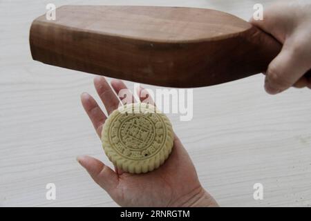(171001) -- PEKING, 1. Oktober 2017 -- Ein Arbeiter macht Mondkuchen im Yangcheng County, nordchinesische Provinz Shanxi, 21. September 2017. ) XINHUA FOTO WÖCHENTLICHE AUSWAHL ChenxYuanzi PUBLICATIONxNOTxINxCHN Stockfoto