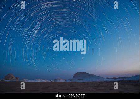(171001) -- PEKING, 1. Oktober 2017 -- Eine am 26. September 2017 aufgenommene Bildmontage zeigt die Spuren der Sterne in der ägyptischen westlichen Wüste. ) XINHUA FOTO WÖCHENTLICHE AUSWAHL MengxTao PUBLICATIONxNOTxINxCHN Stockfoto