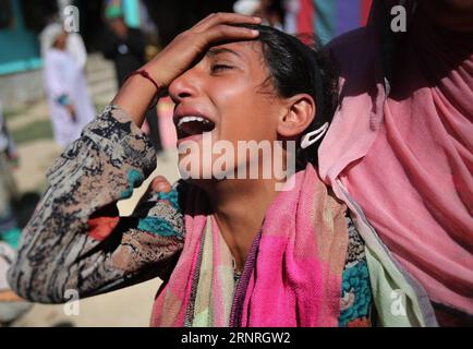 (171001) -- PEKING, 1. Oktober 2017 -- Ein Verwandter des verstorbenen indischen Grenzschutzbeamten Rameez Parray jammert über seine Tötung während seiner Beerdigung im Dorf Hajin in Bandipora, etwa 32 km nördlich von Srinagar, Sommerhauptstadt des von Indien kontrollierten Kaschmirs, 28. September 2017. ) XINHUA FOTO WÖCHENTLICHE AUSWAHL JavedxDar PUBLICATIONxNOTxINxCHN Stockfoto