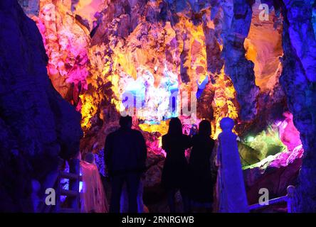 (171001) -- PEKING, 1. Oktober 2017 -- Touristen machen Fotos von Stalaktiten in der unterirdischen Drachenhöhle im Dorf Longdong der Stadt Xuanwei im Südwesten Chinas, Provinz Yunnan, 23. September 2017. ) XINHUA FOTO WÖCHENTLICHE AUSWAHL YangxZongyou PUBLICATIONxNOTxINxCHN Stockfoto