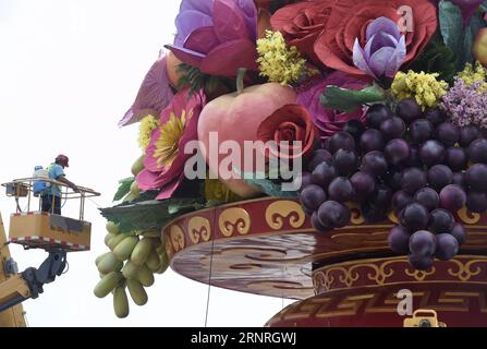 (171001) -- PEKING, 1. Oktober 2017 -- Ein Arbeiter errichtet eine große Blumenterrasse auf dem Platz des Himmlischen Friedens in Peking, Hauptstadt Chinas, 24. September 2017. ) XINHUA FOTO WÖCHENTLICHE AUSWAHL LuoxXiaoguang PUBLICATIONxNOTxINxCHN Stockfoto
