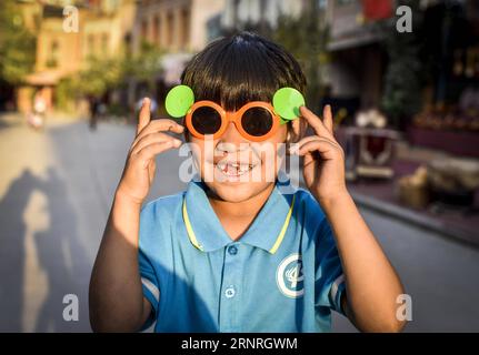 (171001) -- PEKING, 1. Oktober 2017 -- Ein Kind trägt eine modische Brille auf dem Kantuman-Basar in Kashgar, Nordwestchinas Autonome Region Xinjiang Uygur, 25. September 2017. ) XINHUA FOTO WÖCHENTLICHE AUSWAHL ZhaoxGe PUBLICATIONxNOTxINxCHN Stockfoto