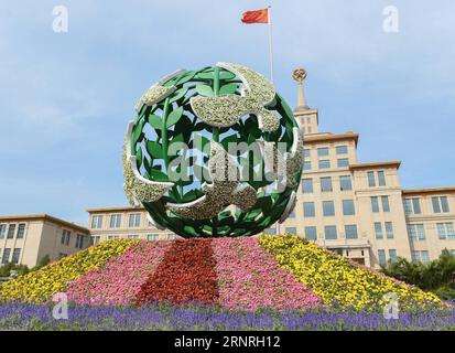 (171001) -- PEKING, 1. Oktober 2017 -- Foto aufgenommen am 1. Oktober 2017 zeigt Blumenparterres in Peking, der Hauptstadt Chinas. Peking ist mit dekorativen Blumenbeeten dekoriert, um dem chinesischen Nationalfeiertag, der am Sonntag fiel, eine festliche Atmosphäre zu verleihen. ) (wyl) CHINA-BEIJING-FLOWER PARTERRES-NATIONAL DAY (CN) LixHe PUBLICATIONxNOTxINxCHN Stockfoto