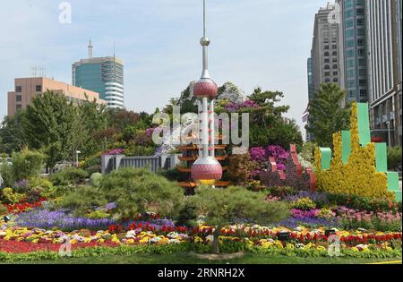 (171001) -- PEKING, 1. Oktober 2017 -- Foto aufgenommen am 1. Oktober 2017 zeigt Blumenparterres in Peking, der Hauptstadt Chinas. Peking ist mit dekorativen Blumenbeeten dekoriert, um dem chinesischen Nationalfeiertag, der am Sonntag fiel, eine festliche Atmosphäre zu verleihen. ) (wyl) CHINA-BEIJING-FLOWER PARTERRES-NATIONAL DAY (CN) LixHe PUBLICATIONxNOTxINxCHN Stockfoto