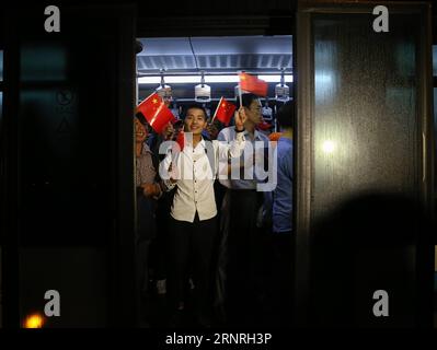 (171001) -- SHANGHAI, 1. Oktober 2017 -- chinesische Staatsbürger schwenken kleine chinesische Nationalflaggen in einem Shuttlebus, nachdem sie am Shanghai Hongqiao International Airport in Shanghai, Ostchina, 1. Oktober 2017 angekommen waren. Nachdem der Hurrikan Maria die Karibikinsel Dominica verwüstet hatte, gingen am 30. September 377 Chinesen an Bord zweier Charterflugzeuge der China Eastern Airlines und kamen am Sonntag in Shanghai an. (wyl) CHINA-SHANGHAI-DOMINICA-HURRICANE-CHINESE NATIONALS-HOME (CN) DingxTing PUBLICATIONxNOTxINxCHN Stockfoto
