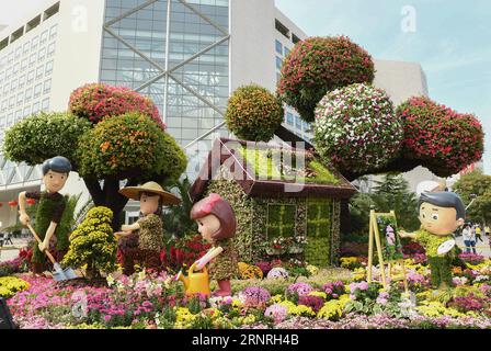 (171001) -- PEKING, 1. Oktober 2017 -- Foto aufgenommen am 1. Oktober 2017 zeigt Blumenparterres in Peking, der Hauptstadt Chinas. Peking ist mit dekorativen Blumenbeeten dekoriert, um dem chinesischen Nationalfeiertag, der am Sonntag fiel, eine festliche Atmosphäre zu verleihen. ) (wyl) CHINA-BEIJING-FLOWER PARTERRES-NATIONAL DAY (CN) LixHe PUBLICATIONxNOTxINxCHN Stockfoto