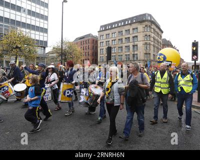 (171001) -- MANCHESTER (GROSSBRITANNIEN), 1. Oktober 2017 -- am 1. Oktober 2017 nehmen Menschen an einer Demonstration im Zentrum von Manchester, Großbritannien, Teil. Zehntausende Demonstranten versammelten sich am Sonntag in Manchester, wobei eine Reihe von Kundgebungen von Brexit-feindlichen Gruppen und Aktivisten ein Ende der konservativen Sparmaßnahmen forderten. Die Jahreskonferenz der Konservativen Partei findet hier vom 1. Bis 4. Oktober statt. ) GROSSBRITANNIEN-MANCHESTER-KONSERVATIVE PARTEI-JÄHRLICHE KONFERENZ-DEMONSTRATION HANXYAN PUBLICATIONXNOTXINXCHN Stockfoto