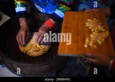 (171002) -- HAIDONG, 2. Oktober 2017 -- Suo Zhanxiang dekoriert einen großen Mondkuchen mit Teigblumen im Suobutan Village des autonomen Bezirks Huzhu Tu in Haidong, nordwestchinesische Provinz Qinghai, 2. Oktober 2017. Der spezielle Mondkuchen ist ein traditionelles Essen der Tu-Ethnie anlässlich des Mid-Autumn Festivals, das am 4. Oktober dieses Jahres stattfindet. ) (Ry) CHINA-MID-HERBSTFESTIVAL-VORBEREITUNGEN (CN) ZhangxHongxiang PUBLICATIONxNOTxINxCHN Stockfoto