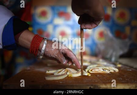 (171002) -- HAIDONG, 2. Oktober 2017 -- Suo Zhanhua macht Teigblumen, um einen großen Mondkuchen im Suobutan Village im autonomen Bezirk Huzhu Tu in Haidong, nordwestchinesische Provinz Qinghai, 2. Oktober 2017 zu schmücken. Der spezielle Mondkuchen ist ein traditionelles Essen der Tu-Ethnie anlässlich des Mid-Autumn Festivals, das am 4. Oktober dieses Jahres stattfindet. ) (Ry) CHINA-MID-HERBSTFESTIVAL-VORBEREITUNGEN (CN) ZhangxHongxiang PUBLICATIONxNOTxINxCHN Stockfoto