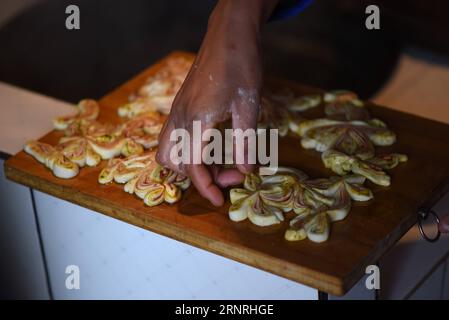 (171002) -- HAIDONG, 2. Oktober 2017 -- Suo Zhanhua macht Teigblumen, um einen großen Mondkuchen im Suobutan Village im autonomen Bezirk Huzhu Tu in Haidong, nordwestchinesische Provinz Qinghai, 2. Oktober 2017 zu schmücken. Der spezielle Mondkuchen ist ein traditionelles Essen der Tu-Ethnie anlässlich des Mid-Autumn Festivals, das am 4. Oktober dieses Jahres stattfindet. ) (Ry) CHINA-MID-HERBSTFESTIVAL-VORBEREITUNGEN (CN) ZhangxHongxiang PUBLICATIONxNOTxINxCHN Stockfoto