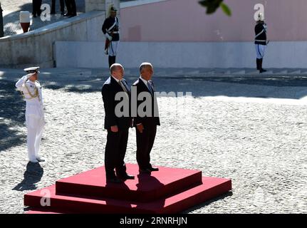 (171002) -- LISSABON, 2. Oktober 2017 -- der portugiesische Präsident Marcelo Rebelo de Sousa (1. R, Front) und sein georgischer Amtskollege Giorgi Margvelashvili (2. R, Front) lauschen den Nationalhymnen während einer Begrüßungszeremonie in Lissabon, der Hauptstadt Portugals, am 2. Oktober 2017. ) PORTUGAL-LISSABON-GEORGIEN-PRÄSIDENT-BESUCH ZhangxLiyun PUBLICATIONxNOTxINxCHN Stockfoto