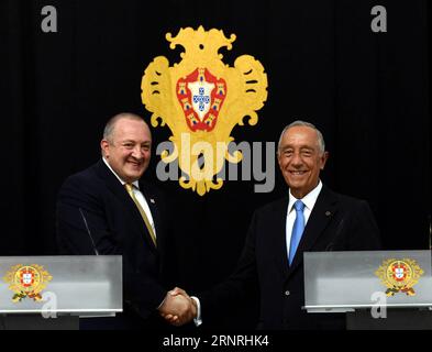 (171002) -- LISSABON, 2. Oktober 2017 -- der portugiesische Präsident Marcelo Rebelo de Sousa (R) gibt seinem georgischen Amtskollegen Giorgi Margvelashvili nach einer gemeinsamen Pressekonferenz in Lissabon, der Hauptstadt Portugals, am 2. Oktober 2017 die Hand. ) PORTUGAL-LISSABON-GEORGIEN-PRÄSIDENT-BESUCH ZhangxLiyun PUBLICATIONxNOTxINxCHN Stockfoto