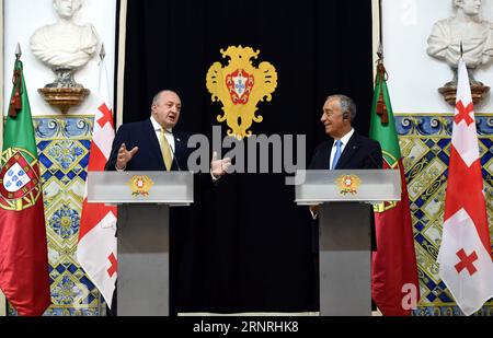 (171002) -- LISSABON, 2. Oktober 2017 -- der portugiesische Präsident Marcelo Rebelo de Sousa (R) und sein georgischer Amtskollege Giorgi Margvelashvili nehmen am 2. Oktober 2017 an einer gemeinsamen Pressekonferenz in Lissabon, der Hauptstadt Portugals, Teil. ) PORTUGAL-LISSABON-GEORGIEN-PRÄSIDENT-BESUCH ZhangxLiyun PUBLICATIONxNOTxINxCHN Stockfoto