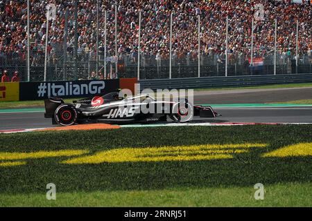 Monza, Italien. September 2023. Motorsport: Formel-1-Weltmeisterschaft, italienischer Grand Prix, Qualifying Nico Hülkenberg aus Deutschland von Team Haas ist auf der Strecke in Monza. Quelle: Hasan Bratic/dpa/Alamy Live News Stockfoto