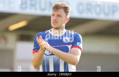 Kieran Wallace von Hartlepool United applaudiert den Fans während des Spiels der Vanarama National League zwischen Hartlepool United und Wealdstone im Victoria Park, Hartlepool am Samstag, den 2. September 2023. (Foto: Michael Driver | MI News) Credit: MI News & Sport /Alamy Live News Stockfoto