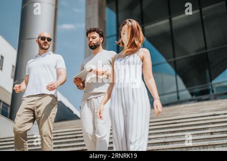 Ein junges Business-Team, das Statistiken analysiert und ein neues Projekt in einer Café-Bar im Stadtgebiet diskutiert. Erfolgreiche und selbstbewusste Unternehmer konzentrieren sich auf Stockfoto