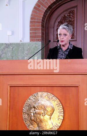 (171006) -- OSLO, 6. Oktober 2017 -- Berit Reiss-Andersen, Vorsitzende des norwegischen Nobelkomitees, gibt den Gewinner des Friedensnobelpreises 2017 in Oslo, Norwegen, bekannt, 6. Oktober 2017. Die Internationale Kampagne zur Abschaffung von Kernwaffen (ICAN) erhielt am Freitag den Friedensnobelpreis 2017 für ihre Bemühungen, ein vertragsbasiertes Verbot solcher Waffen zu erreichen, teilte das norwegische Nobelkomitee mit. (Zxj) NORWEGEN-OSLO-FRIEDENSNOBELPREIS ZhangxShuhui PUBLICATIONxNOTxINxCHN Stockfoto