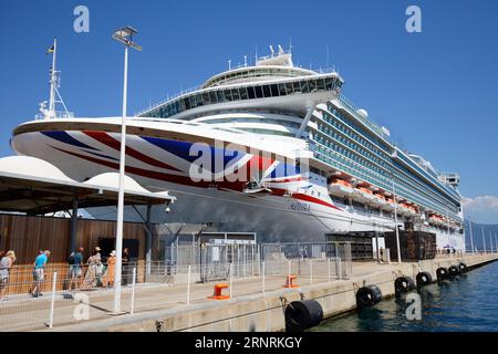 Das Kreuzfahrtschiff MV Azura im Hafen von Ajaccio auf der Insel Korsika ist das zweitgrößte von acht Schiffen, die derzeit mit P and O Cruises eingesetzt werden Stockfoto