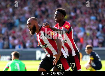 Brentfords Bryan Mbeumo (links) feiert das zweite Tor ihrer Mannschaft während des Spiels in der Premier League im Gtech Community Stadium in London. Bilddatum: Samstag, 2. September 2023. Stockfoto