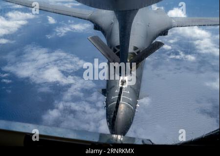 Das Meer Japans, Japan. 30. August 2023. US Air Force B-1B Lancer Stealth strategische Bomberflugzeuge, mit dem 28th Bomb Wing, betankt von einem KC-135 Stratotanker während einer gemeinsamen Übung zwischen Japan und den Vereinigten Staaten, 30. August 2023 über dem Japanischen Meer. Kredit: SSgt. Dwane Young/USA Air Force Photo/Alamy Live News Stockfoto