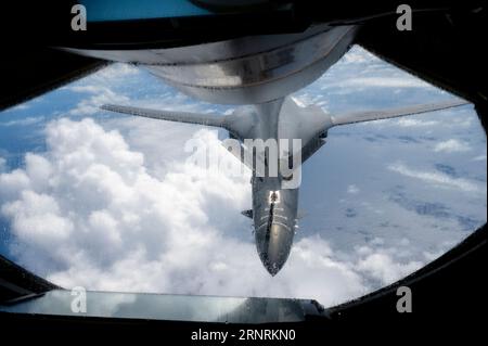 Das Meer Japans, Japan. 30. August 2023. US Air Force B-1B Lancer Stealth strategische Bomberflugzeuge, mit dem 28th Bomb Wing, betankt von einem KC-135 Stratotanker während einer gemeinsamen Übung zwischen Japan und den Vereinigten Staaten, 30. August 2023 über dem Japanischen Meer. Kredit: SSgt. Dwane Young/USA Air Force Photo/Alamy Live News Stockfoto