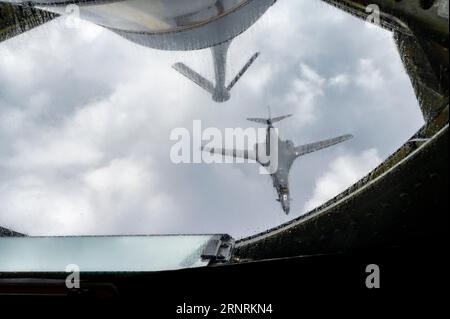 Das Meer Japans, Japan. 30. August 2023. US Air Force B-1B Lancer Stealth strategische Bomberflugzeuge, mit dem 28th Bomb Wing, betankt von einem KC-135 Stratotanker während einer gemeinsamen Übung zwischen Japan und den Vereinigten Staaten, 30. August 2023 über dem Japanischen Meer. Kredit: SSgt. Dwane Young/USA Air Force Photo/Alamy Live News Stockfoto